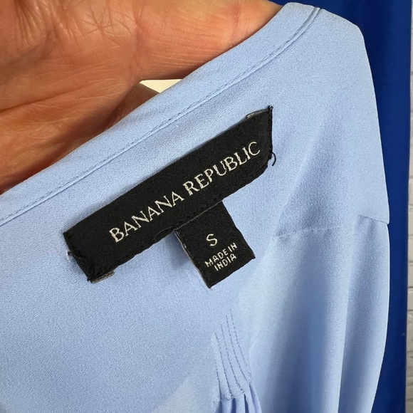 🔥2/$10 |•BANANA REPUBLIC•| Pretty Periwinkle/Light Blue Pin-Tucked Top/Blouse - Picture 7 of 13